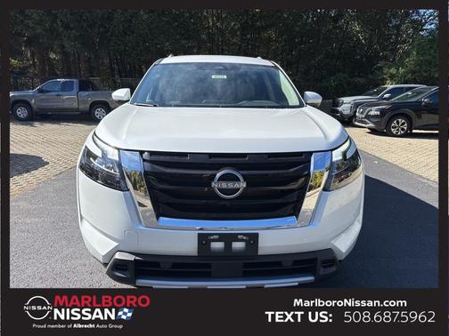 2025 Nissan Pathfinder SL