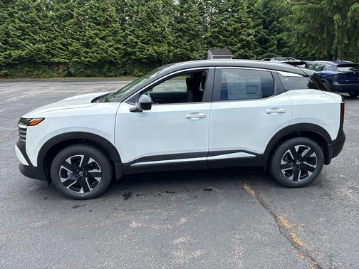2t Wht Blk Roof 2026 Nissan Kicks SV