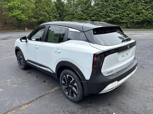2t Wht Blk Roof 2026 Nissan Kicks SV