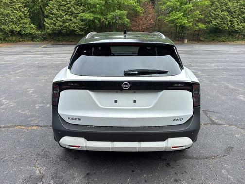 2t Wht Blk Roof 2026 Nissan Kicks SV