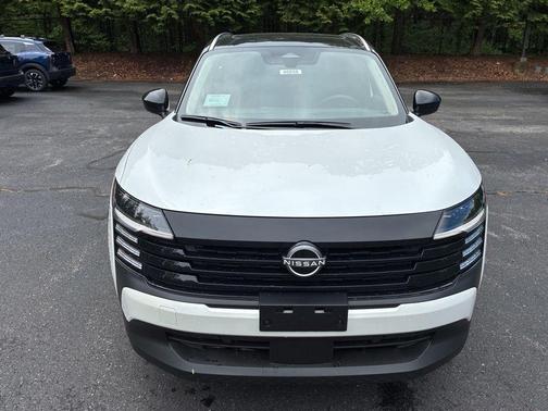 2t Wht Blk Roof 2026 Nissan Kicks SV