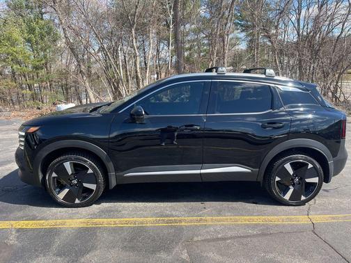 Super Black 2025 Nissan Kicks SR