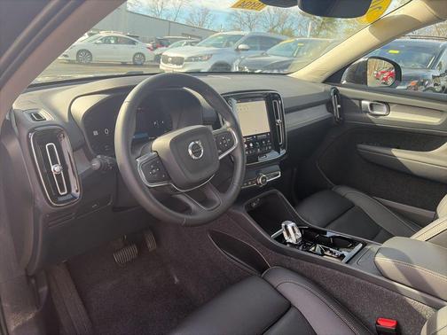 Onyx Black Metallic 2025 Volvo XC40 B5 Plus Dark Theme