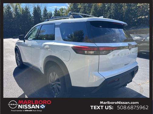 2025 Nissan Pathfinder SV