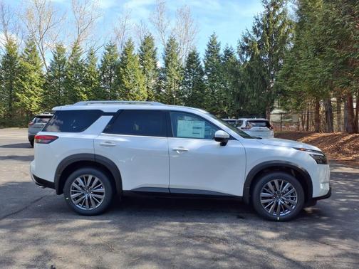 2025 Nissan Pathfinder SL