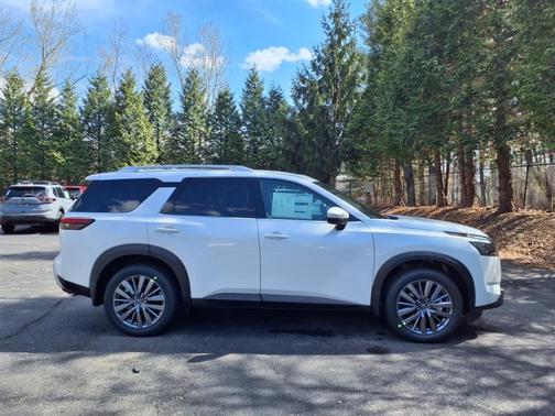 2025 Nissan Pathfinder SL
