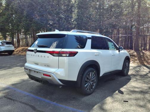 2025 Nissan Pathfinder SL