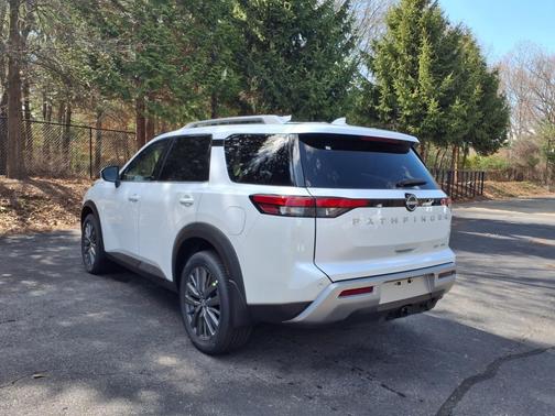 2025 Nissan Pathfinder SL