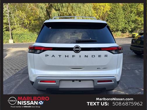 2025 Nissan Pathfinder SL