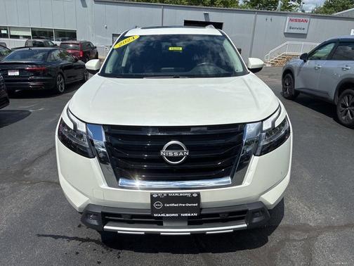 White 2024 Nissan Pathfinder Platinum