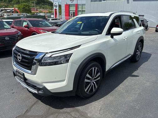 White 2024 Nissan Pathfinder Platinum
