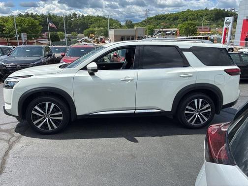 White 2024 Nissan Pathfinder Platinum