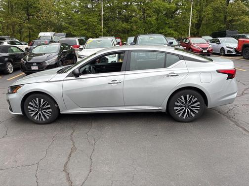 Brilliant Silver Metallic 2024 Nissan Altima 2.5 SV