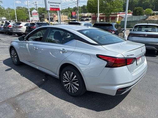 Brilliant Silver Metallic 2024 Nissan Altima 2.5 SV