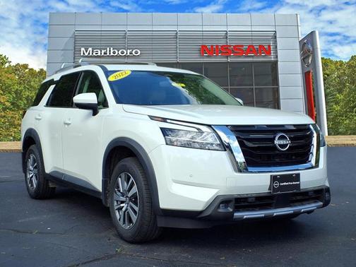 2022 Nissan Pathfinder SL