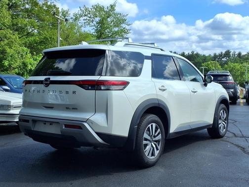 2022 Nissan Pathfinder SL