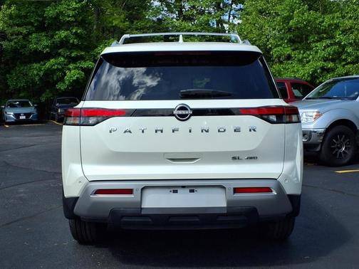 2022 Nissan Pathfinder SL