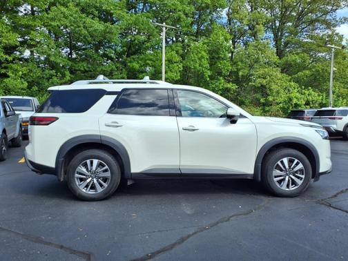 2022 Nissan Pathfinder SL