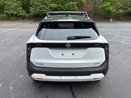 2t Wht Blk Roof 2026 Nissan Kicks SV