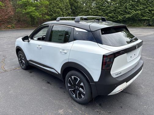 2t Wht Blk Roof 2026 Nissan Kicks SV