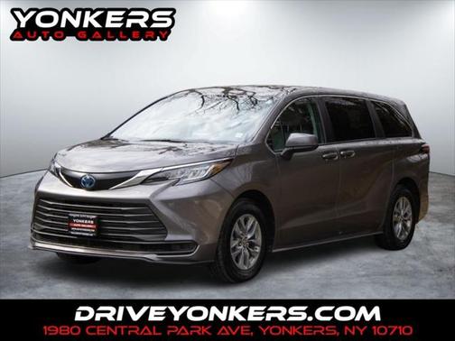 2023 Toyota Sienna LE