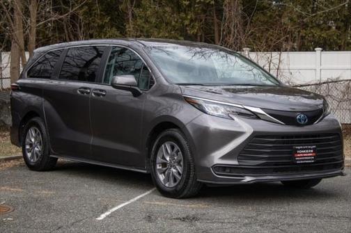 2023 Toyota Sienna LE