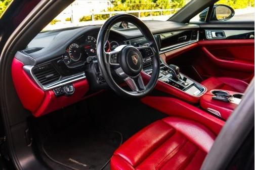 2018 Porsche Panamera 4