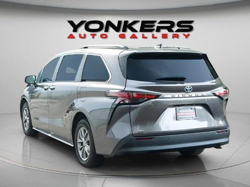 2022 Toyota Sienna XLE