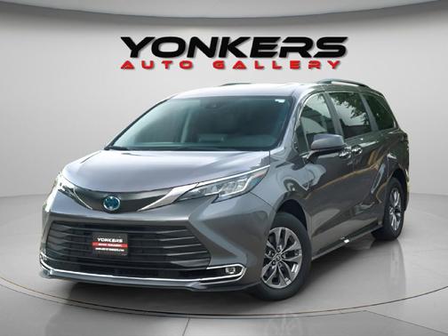 2022 Toyota Sienna XLE