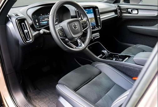 2023 Volvo XC40 B5 Ultimate Dark Theme