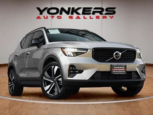 2023 Volvo XC40 B5 Ultimate Dark Theme