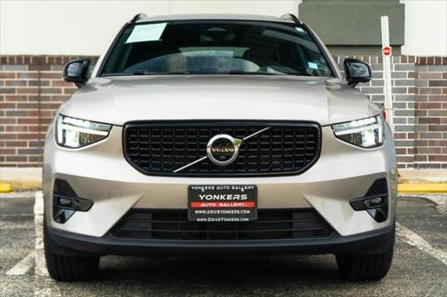 2023 Volvo XC40 B5 Ultimate Dark Theme