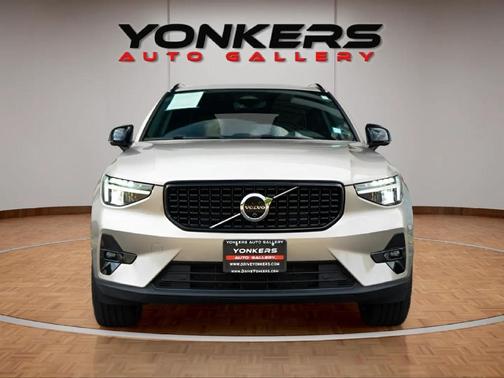 2023 Volvo XC40 B5 Ultimate Dark Theme