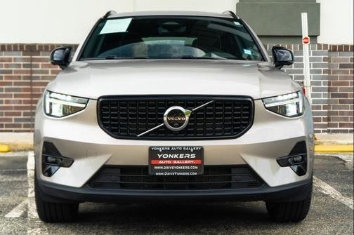 2023 Volvo XC40 B5 Ultimate Dark Theme