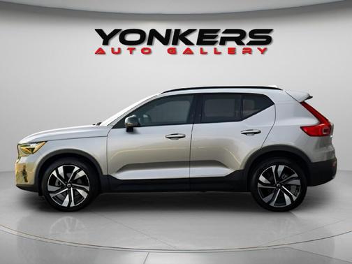 2023 Volvo XC40 B5 Ultimate Dark Theme