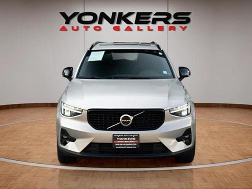 2023 Volvo XC40 B5 Ultimate Dark Theme