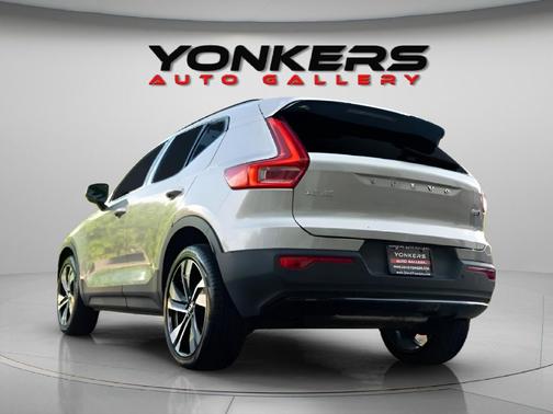 2023 Volvo XC40 B5 Ultimate Dark Theme