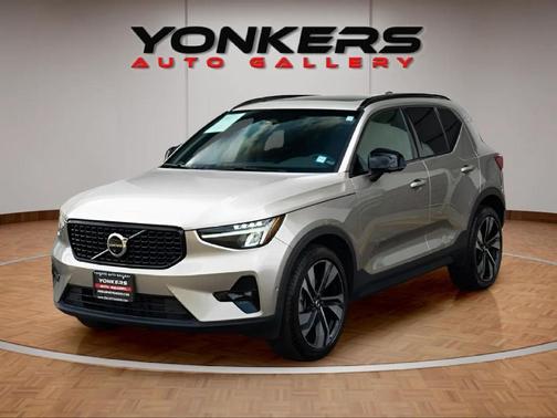 2023 Volvo XC40 B5 Ultimate Dark Theme