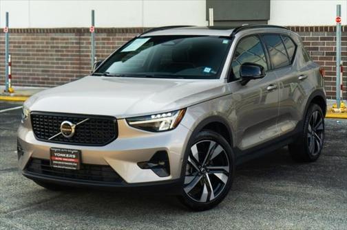 2023 Volvo XC40 B5 Ultimate Dark Theme