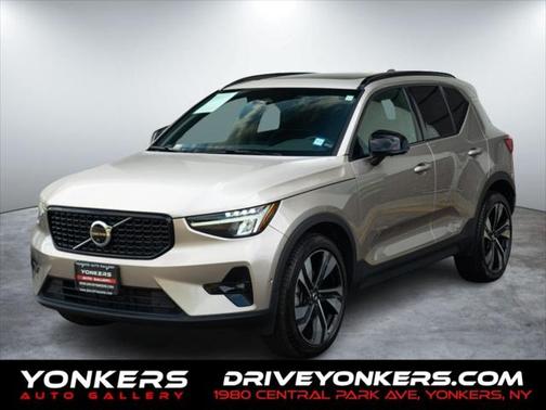 2023 Volvo XC40 B5 Ultimate Dark Theme