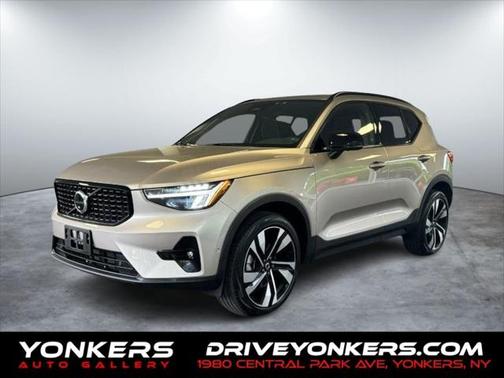 2023 Volvo XC40 B5 Ultimate Dark Theme