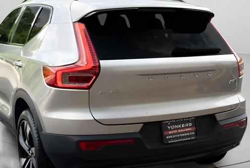 2023 Volvo XC40 B5 Ultimate Dark Theme