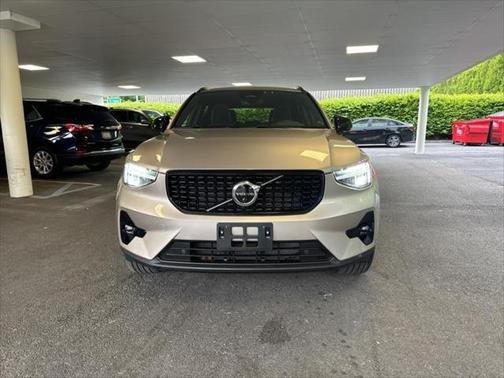 2023 Volvo XC40 B5 Ultimate Dark Theme