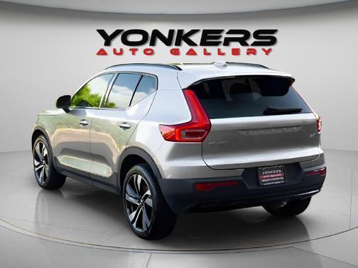 2023 Volvo XC40 B5 Ultimate Dark Theme
