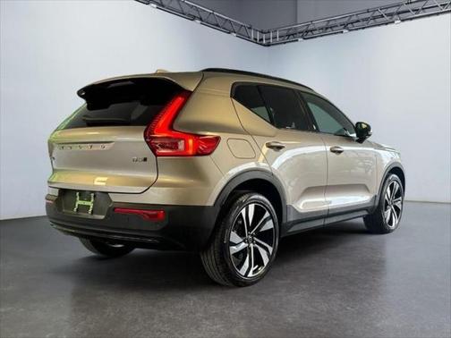 2023 Volvo XC40 B5 Ultimate Dark Theme