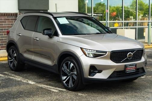 2023 Volvo XC40 B5 Ultimate Dark Theme