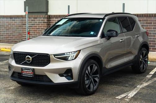 2023 Volvo XC40 B5 Ultimate Dark Theme