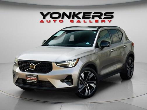 2023 Volvo XC40 B5 Ultimate Dark Theme