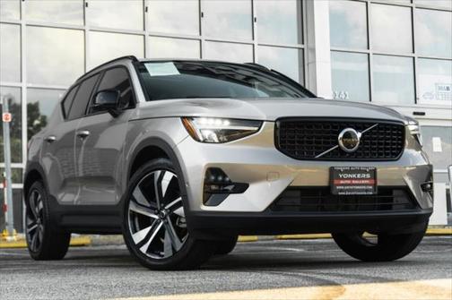2023 Volvo XC40 B5 Ultimate Dark Theme