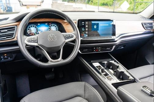 2025 Volkswagen Atlas 2.0T SE w/Technology 4MOTION